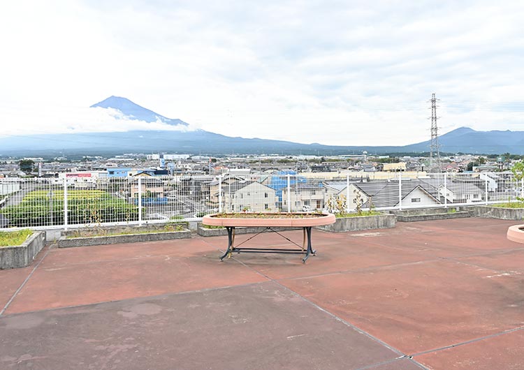 屋上からは、美しい富士山を見渡すことができます。休憩時間にリフレッシュに訪れるスタッフも多いです。