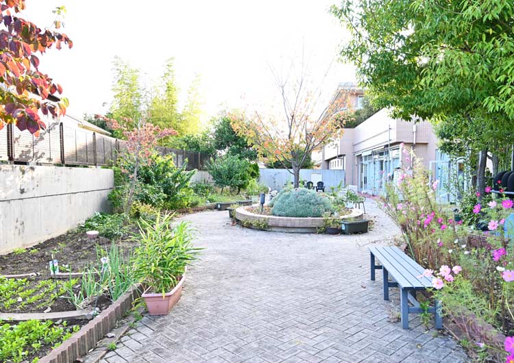 緑豊かな中庭は、利用者様の憩いの場。中庭の一角に季節の野菜を育てる小さな畑があり、園芸療法にも利用されています。
