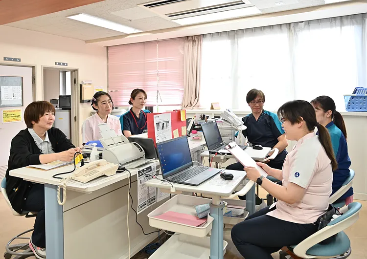 毎日の多職種チームカンファレンスを通して、入居者様への支援計画の決定・情報共有を行っています。