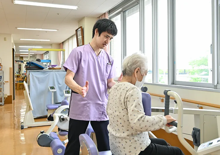 リハビリスタッフの仕事風景。入所中のリハビリだけでなく、通所リハビリや訪問リハビリも経験できます。