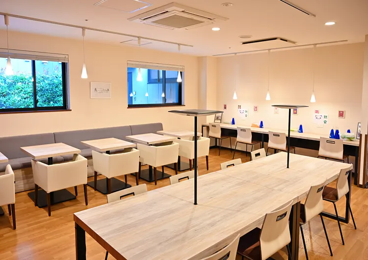 カフェのような雰囲気の職員食堂。ご飯・お味噌汁は食べたい量をよそえます。