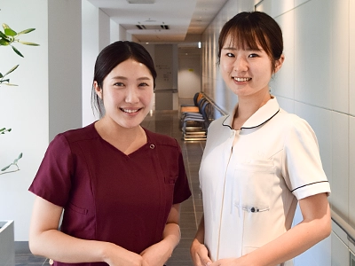 (写真左)看護師 入職4年目 病棟・救急外来勤務/(写真右)看護師 入職3年目 病棟・救急外来勤務