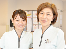 梅田病院の看護助手 入職1年目(写真左)、入職13年目(写真右)