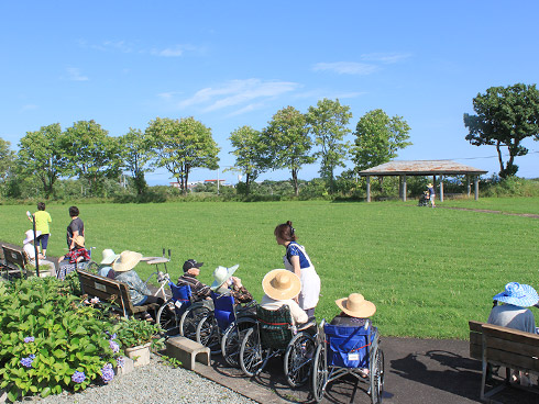 幅広い年代のスタッフが活躍する特養です。<br>頑張る人を応援しています。