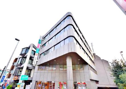 「戸塚駅」東口徒歩3分の透析専門クリニック。大きな駅で、通勤や買い物に便利な好立地です。