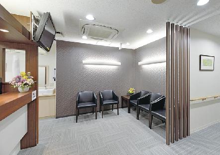 「四ツ谷駅」赤坂口徒歩3分の透析専門クリニック。駅前に多くのお店があり、仕事帰りも充実します。