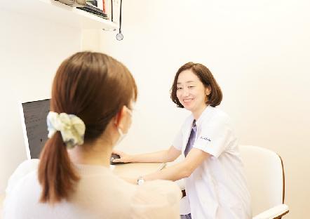 外来・訪問のハイブリッド型クリニック。完全予約制で患者様と向き合います。